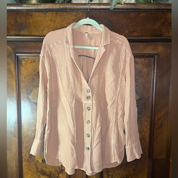 GUC Free People- All About The Feels Button Down in Peach. Size M - Picture 3 of 8